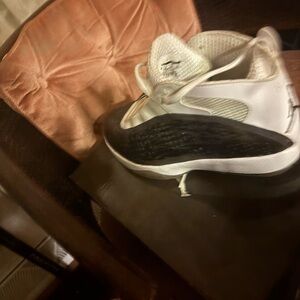 Jordan 2011 white black size 7Y